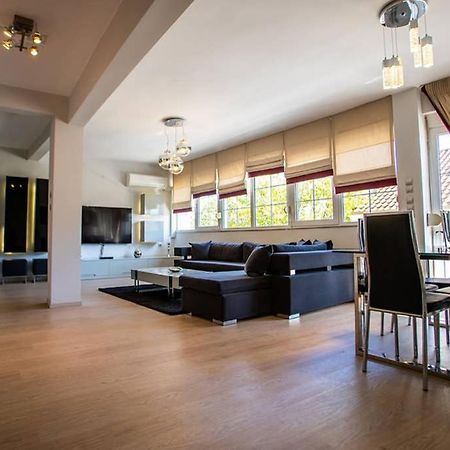 A Stylish Apartment In The Center Of Kastoria Exterior photo