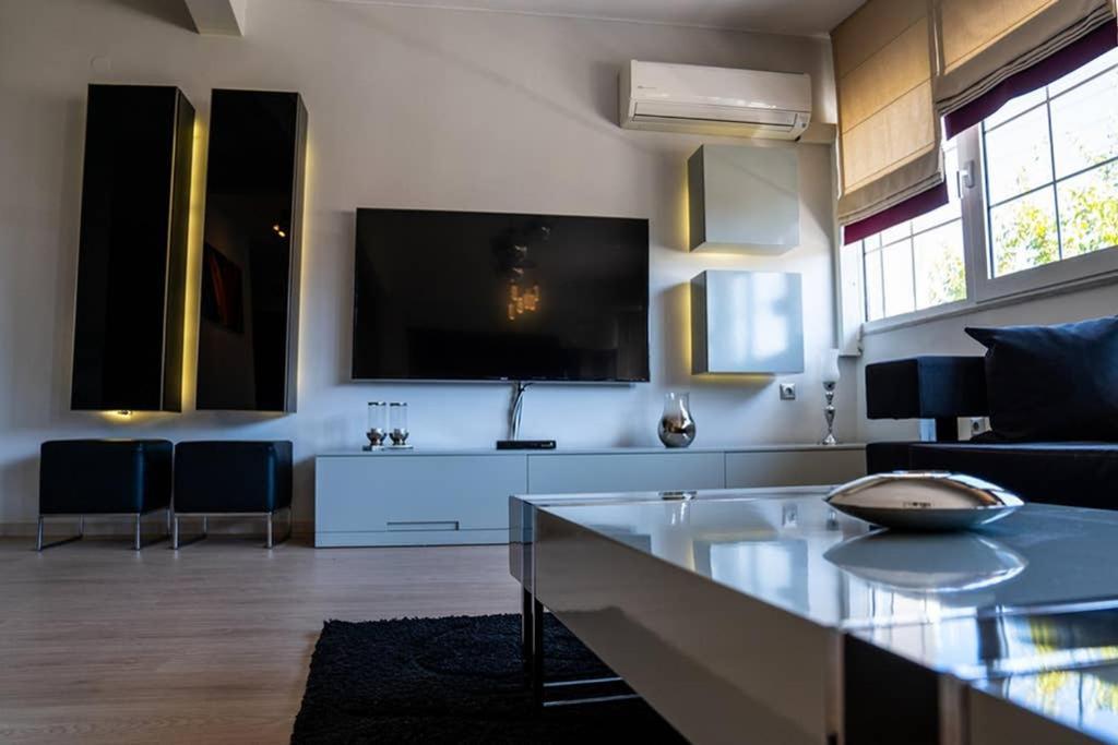 A Stylish Apartment In The Center Of Kastoria Exterior photo